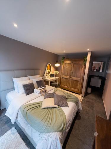 a bedroom with a large bed in a room at O’Berges D’Astacus in Beloeil