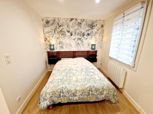 a bedroom with a bed in a room with a window at Studio cosy Proche Lyon Arrivée autonome in Cailloux-sur-Fontaines