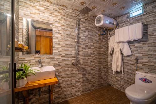 a bathroom with a sink and a toilet at Vanhaus in Sapa