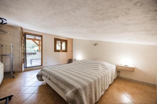 a bedroom with a large bed and a window at Duplex Très Calme in Meria
