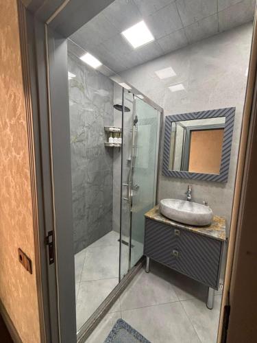 a bathroom with a sink and a shower at Huzur tapacaginiz ev in Sumqayıt