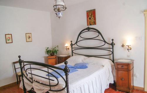 1 dormitorio con cama de metal y manta blanca en Villa Gioia, en Montelaterone