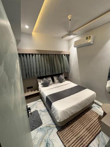 a bedroom with a bed in a room at Hotel Prime Gold in Ahmedabad