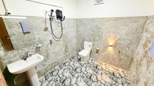 ein Badezimmer mit Dusche, Toilette und Waschbecken in der Unterkunft Clove Nest Ella in Ella