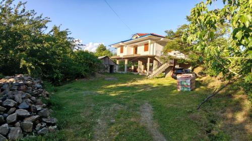 a house with a yard with a stone wall at Lugina e Qetesise in Librazhd