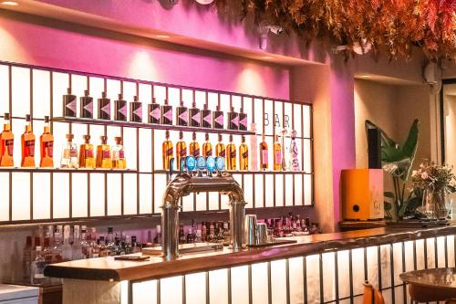 eine Bar mit einer Reihe von Flaschen Alkohol in der Unterkunft Kasta Beach Hotel in Ofrynio
