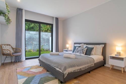a bedroom with a large bed and a large window at Isaq Villa in Santa Cruz in Gaula