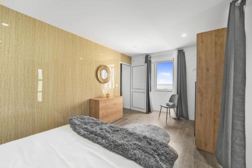 a bedroom with a bed and a desk and a chair at Casa da Telvina in Paul do Mar