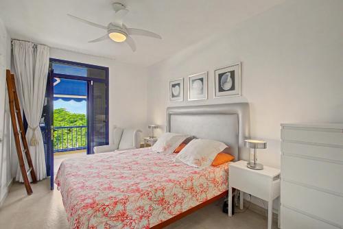 a white bedroom with a bed and a window at Bungalow meloneras in San Bartolomé