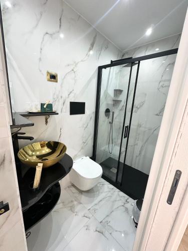 a bathroom with a toilet and a glass shower at Core Salentino Rooms in Campomarino