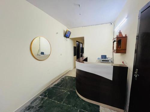 ein Badezimmer mit Spiegel und Ablagefläche in der Unterkunft Hotel Blueberry - Noida sector 34 Metro in Noida