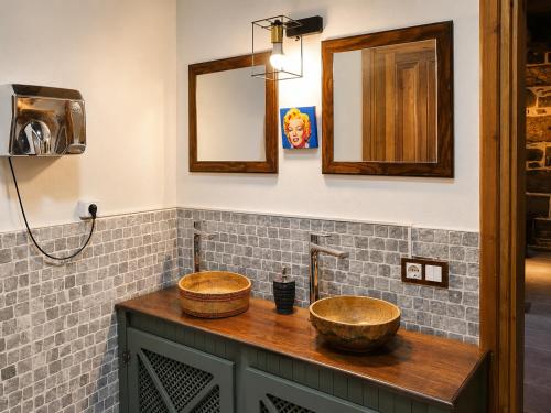 a bathroom with two sinks on a counter at Taş Avlu Konaklama Tesisi in Diyarbakır