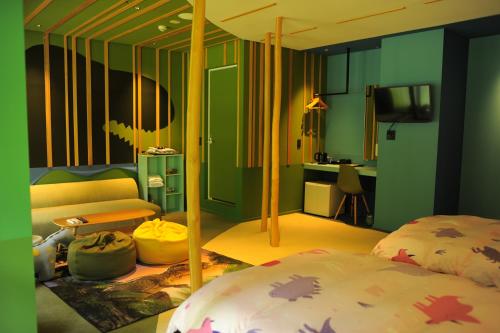 a bedroom with a bed and a living room at パークホテル九頭竜 in Ōno