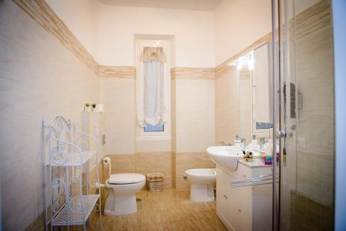 ein weißes Bad mit einem WC und einem Waschbecken in der Unterkunft Mondo Antico in Rom