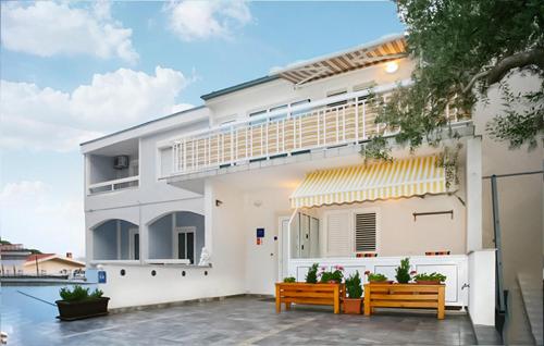 Cozy Apartment In Baska Voda With House Sea View