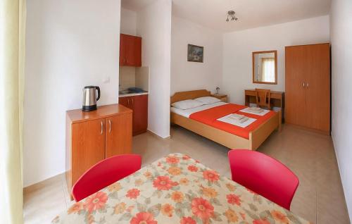 Cozy Apartment In Baska Voda With House Sea View