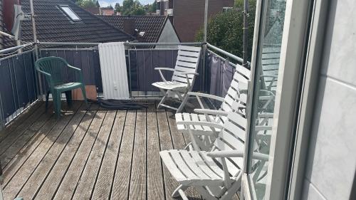 two chairs sitting on the deck of a house at City-Wohnung Oldenburg-Pferdemarkt in Oldenburg