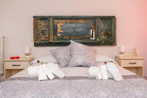 ein Schlafzimmer mit einem Bett und zwei weißen Handtüchern in der Unterkunft Mondo Antico in Rom