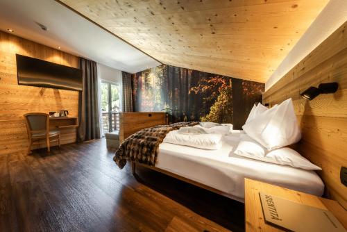 a bedroom with a large bed in a room at HOTEL B&B MARILENA in Arabba