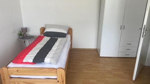 a small bedroom with a small bed in a room at City-Wohnung Oldenburg-Pferdemarkt in Oldenburg