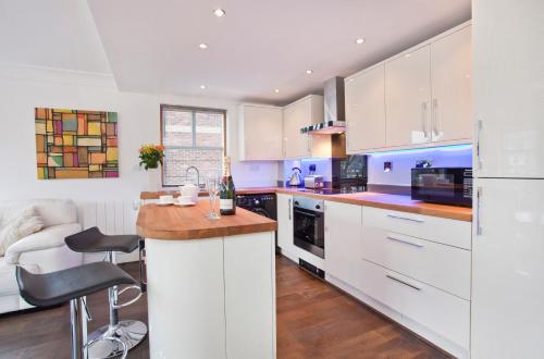 3 Emperors Wharf with Stunning River Views – Photos 3