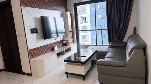 a living room with a couch and a tv at Chung cư Csky View in Ga Phú Văn