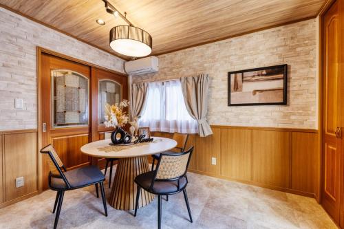 Spacious Entire Home for Groups, 16 Guests, 4 Bedrooms, Osaka Shinsekai Area
