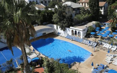 an overhead view of a pool with chairs and umbrellas at Chaine ELDJAZAIR by HTT in Alger