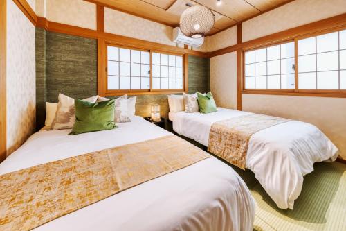 Spacious Entire Home for Groups, 16 Guests, 4 Bedrooms, Osaka Shinsekai Area
