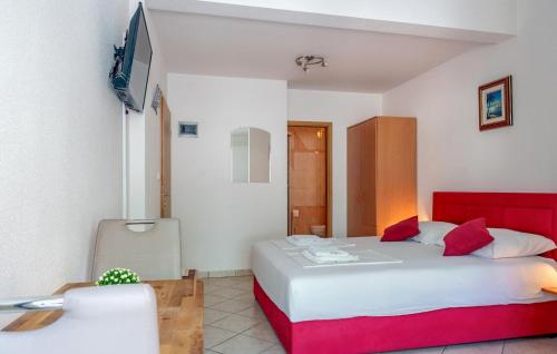 Awesome Apartment In Baska Voda With Wifi