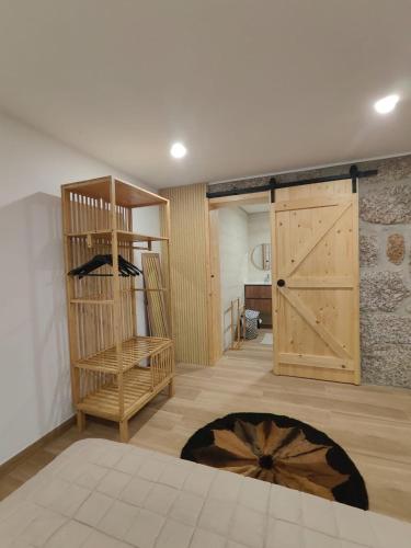 a room with a barn door and a room with a rug at Gondar Stays Estúdio 
