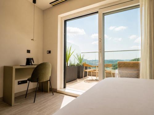 ein Schlafzimmer mit einem Bett und einem großen Fenster in der Unterkunft Hotel Henko in Portomarin