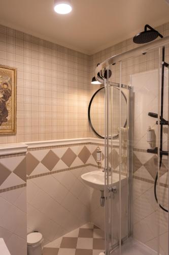 a bathroom with a shower and a sink at Dwór Złotopolska Dolina Modlin Airport in Trębki