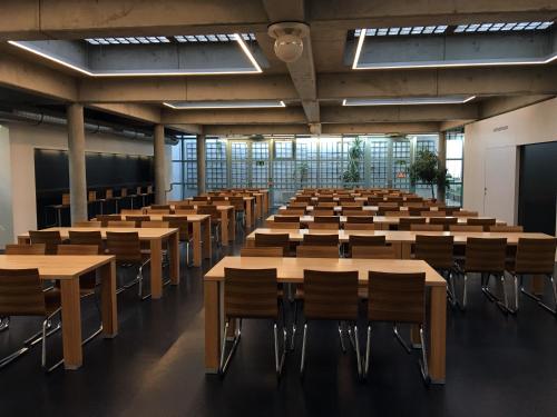 ein leerer Hörsaal mit Tischen und Stühlen in der Unterkunft Geneva Hostel in Genf