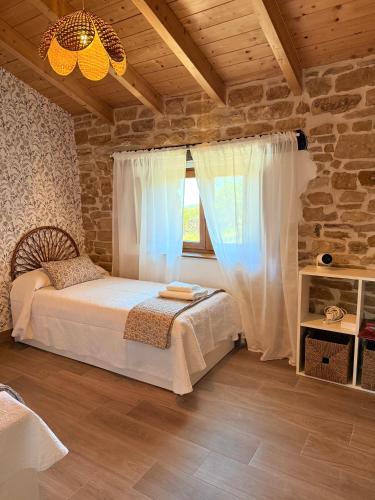 a bedroom with a bed and a window at La casa de Tio Mines in Regolfo
