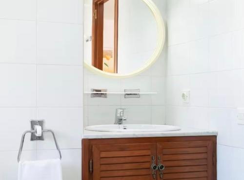 a bathroom with a sink and a mirror at Casa en Riumar in Riumar
