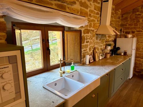 a kitchen with a sink and a counter top at La casa de Tio Mines in Regolfo
