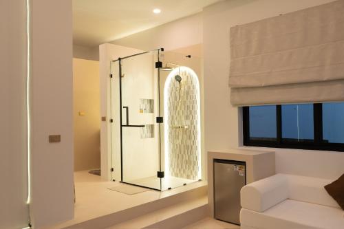 a glass shower in a room with a window at Eterno Villas in Salad Beach