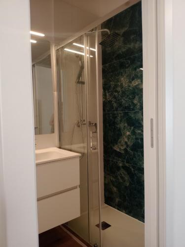 a bathroom with a shower and a sink at Appartamento con giardino e posto auto privato in Follonica