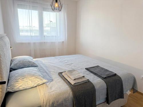 Luxury OpenSpace Apartment-Brand New 65-inch Smart TV, Dryer, Built-in closet