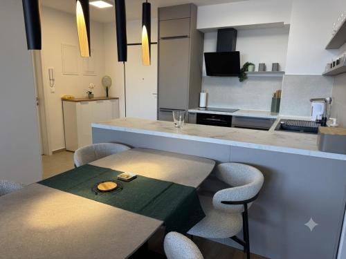 Luxury OpenSpace Apartment-Brand New 65-inch Smart TV, Dryer, Built-in closet
