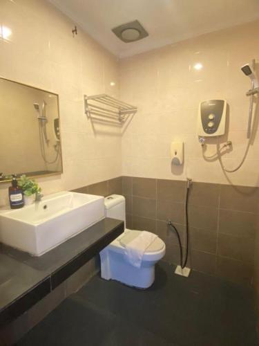 a bathroom with a sink and a toilet at Alia Express Sendayan in Kampong Gadong Jaya