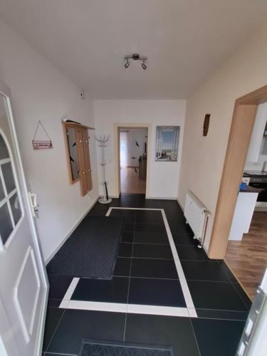 an empty room with a black and white tile floor at Haus-Sonnenschein - Lausitzer Seenland - Senftenberger See in Senftenberg