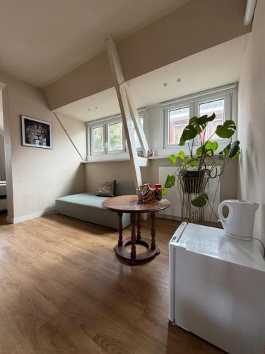 a living room with a table and a couch at Weltevreden in Noordwijk