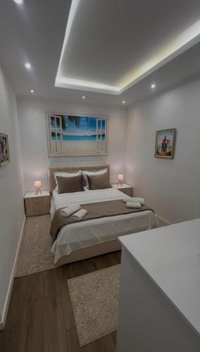 a large bedroom with two beds and a window at Villa Prince in Goranxi