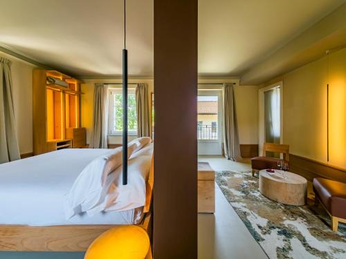 ein Schlafzimmer mit Bett und ein Wohnzimmer in der Unterkunft Hemanaire in Cremolino