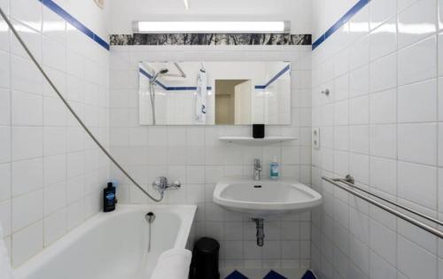 Charming Central Long-Term Apartment