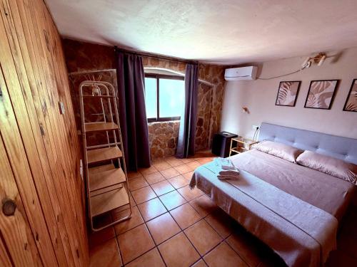 a bedroom with a bed and a book shelf at Hakuna Matata in El Campello