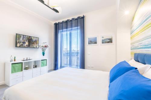 索倫托的住宿－Sorrento Incantata，一间卧室设有一张床和一个大窗户