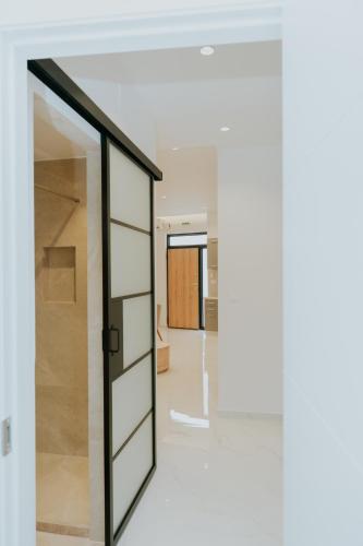 a room with a glass door and a hallway at Chez Jean in Argos